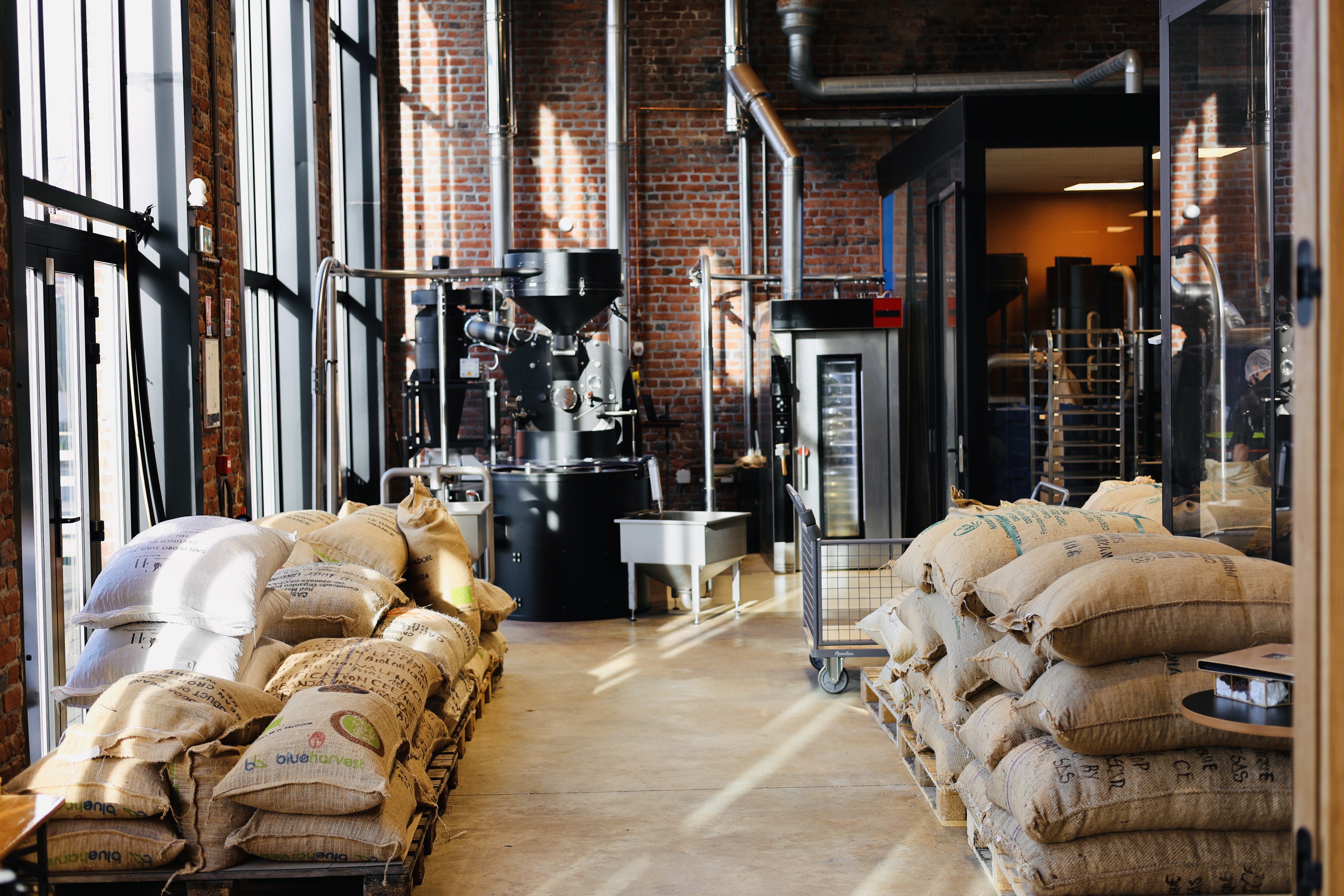 Machines et sacs de fèves de cacao dans l’atelier de la Manufacture Encuentro.