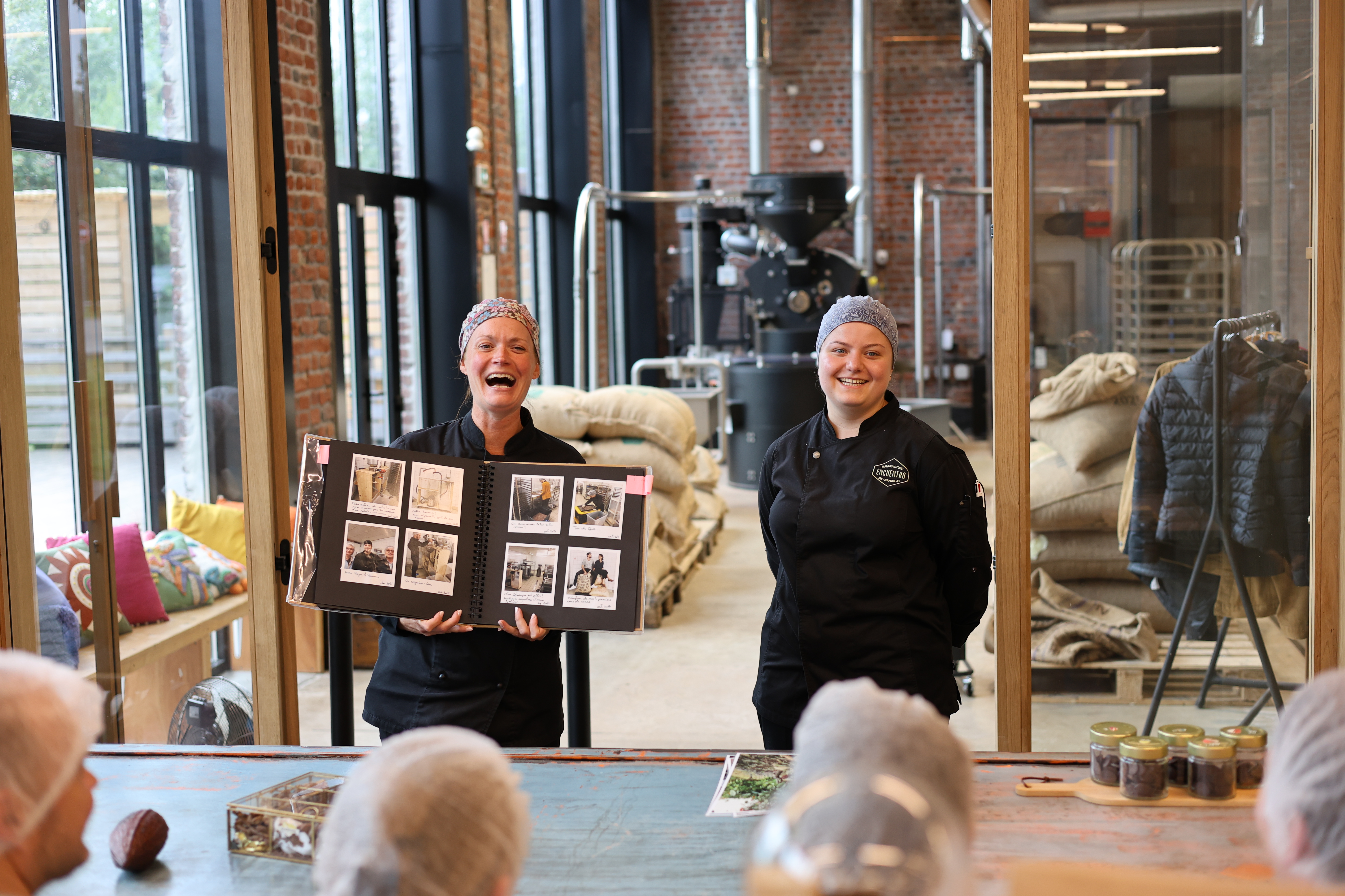 Présentation d’un album sur la manufacture par deux membres de l’équipe Encuentro.