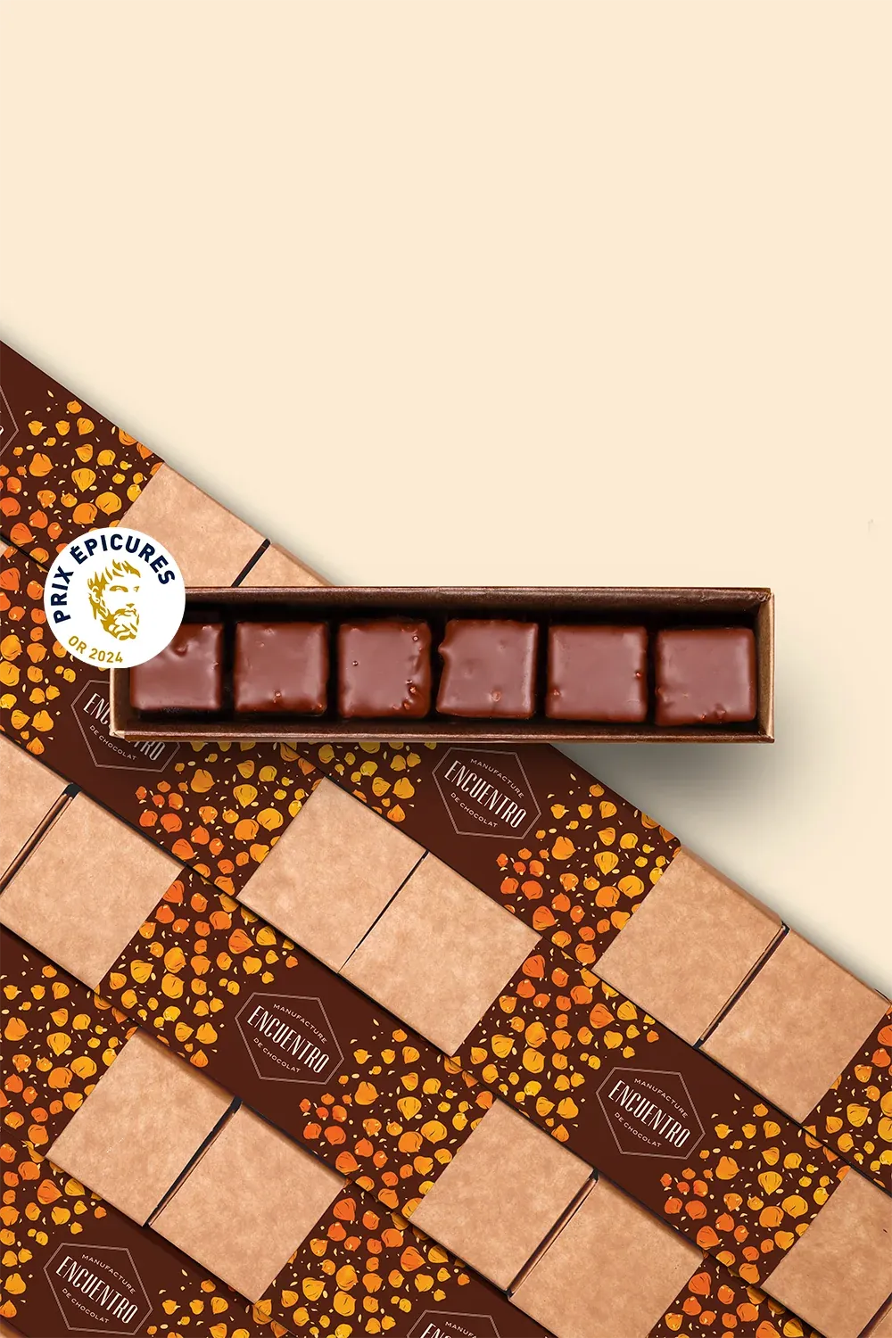 Coffret de six chocolats Encuentro sur leurs emballages, avec le macaron Prix Épicures Or 2024.
